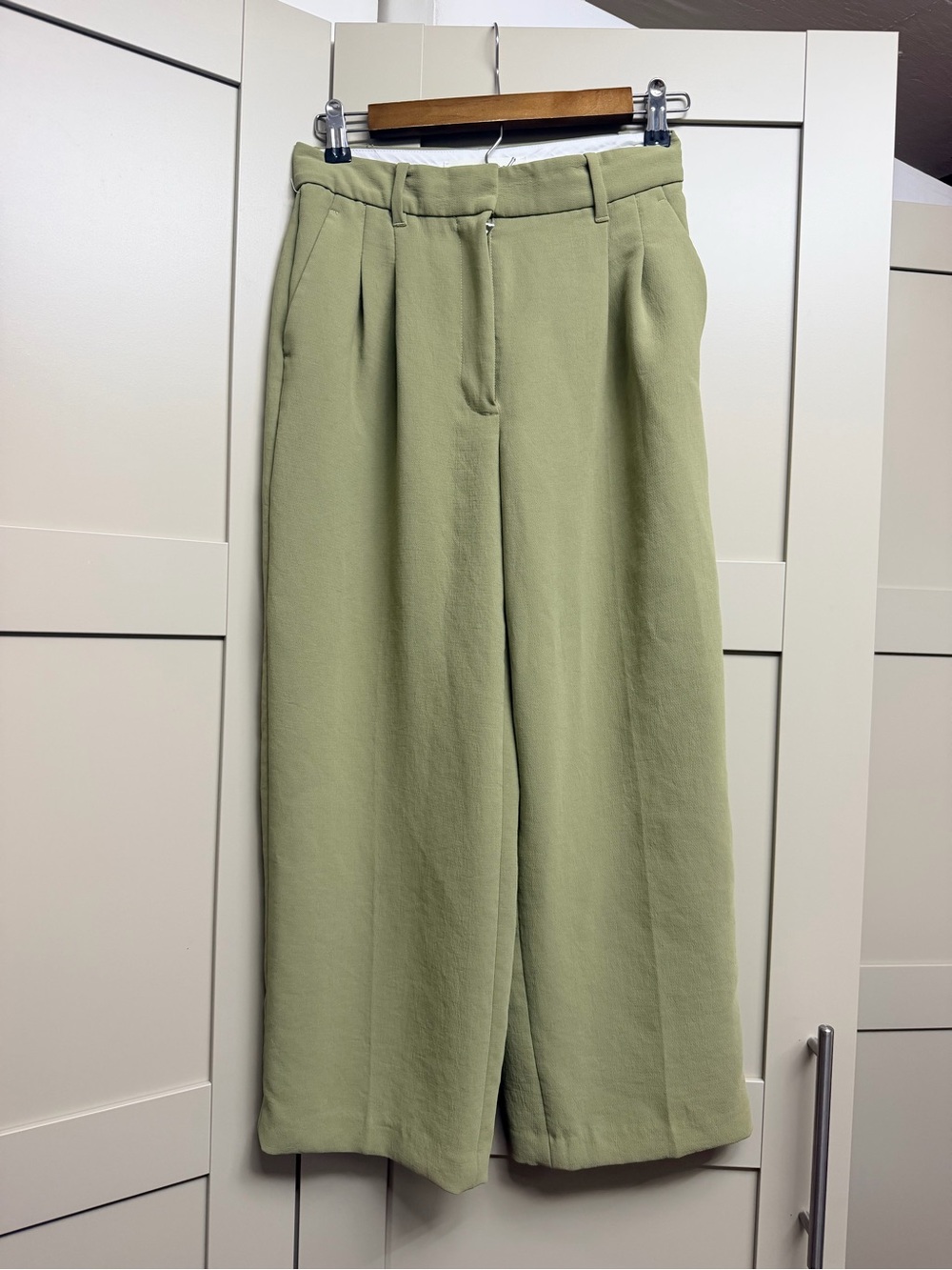 Aritzia Effortless Crop Pant Green Size 4